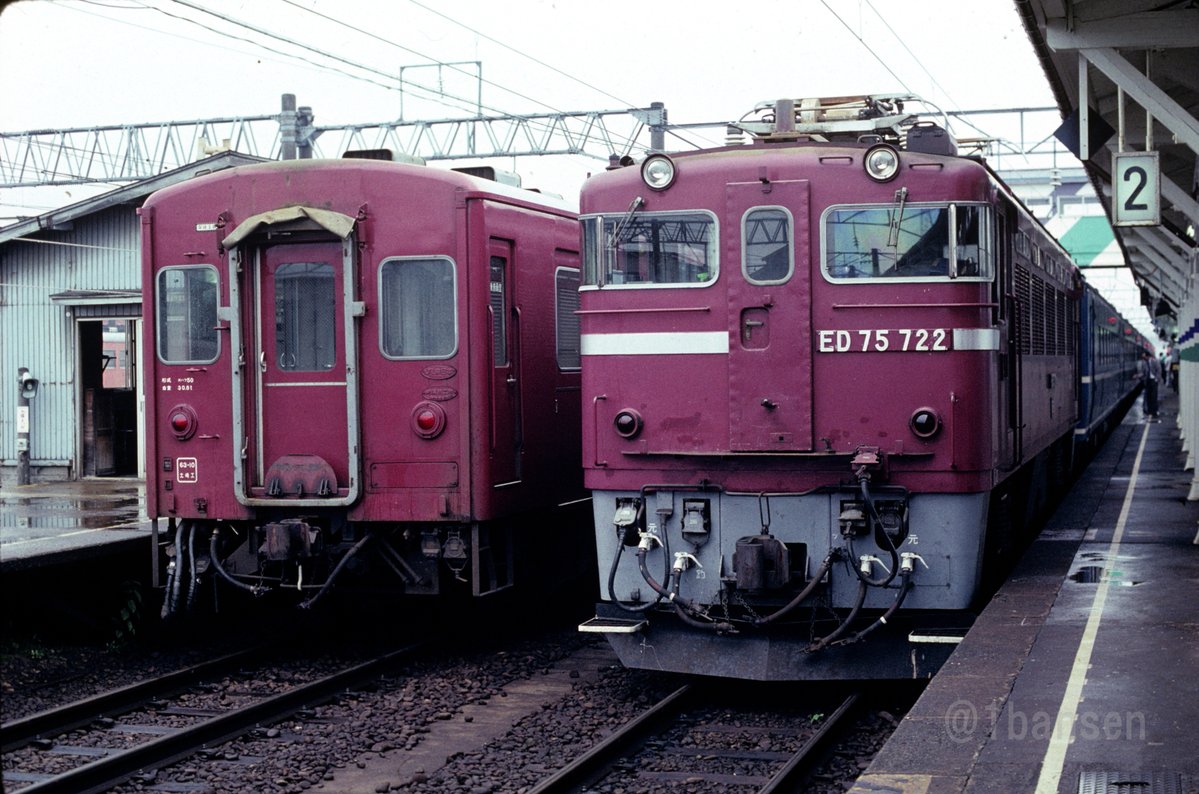 1bansen_'s tweet image. #722の日
日付並びでED75の722号機。牽いているのは401レ急行「津軽」。90年6月16日。上野を22時37分に出て、ここ新庄に6時3分に到着。14系も傷みが少なく思いのほか綺麗です。山形新幹線の工事は始まっていましたが、新庄の延伸などは全く想像もつかなかった35年前。