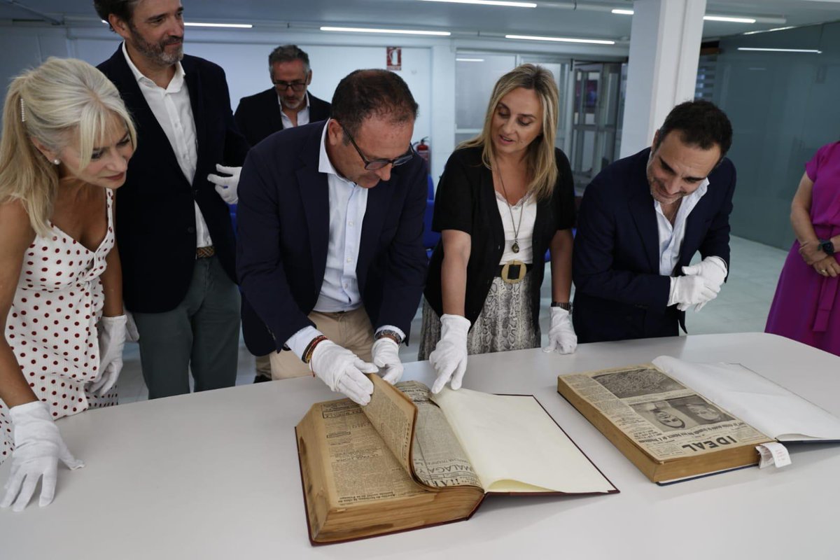 marifrangr's tweet image. 📚Incorporamos en nuestra @BibAndalucia, junto a la consejera de @CulturaAND @Patricia_Pozo_ una gran donación de prensa histórica: más de 140.000 ejemplares de cabeceras como @ideal_granada y @DiarioSUR , editadas entre 1932 y 2023, un paso importante para preservar nuestra…