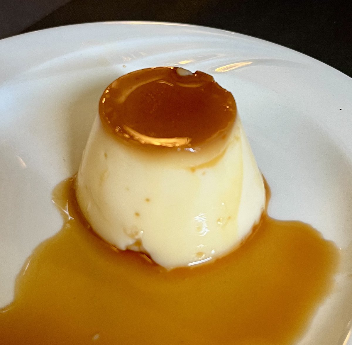 Bajando de Cantabria al centro peninsular resulta casi ineludible hacer parada en La Cueva de Alar del Rey, modesta y legendaria casa de comidas y trincarse sus soberbias croquetas y otros platos como el pisto, las albóndigas, el chicharro o las chuletillas de lechazo…