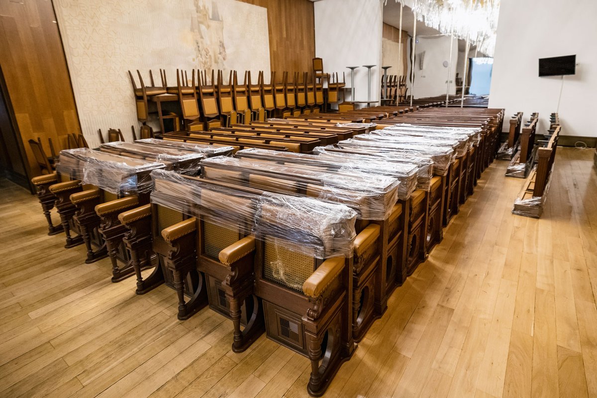 Během letních měsíců probíhá rekonstrukce hlavního jednacího sálu PS. Práce zahrnují výměnu koberce, kamer, údržbu hlasovacího zařízení nebo ozvučení, renovaci lavic a sedadel, malířské a štukatérské práce nebo údržbu lustrů. 
➡️psp.cz/zprava/21243
