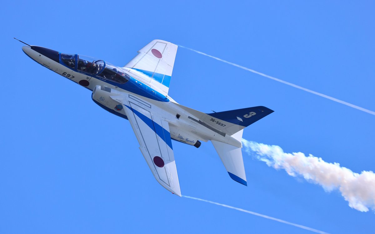 copy_photos's tweet image. 昨日に引き続きブルーインパルスの写真。
結構逆光になるシチュエーションが多くて撮るのが難しかった。
あと800mmで追い続けるのは結構大変。
#ブルーインパルス #松島基地
