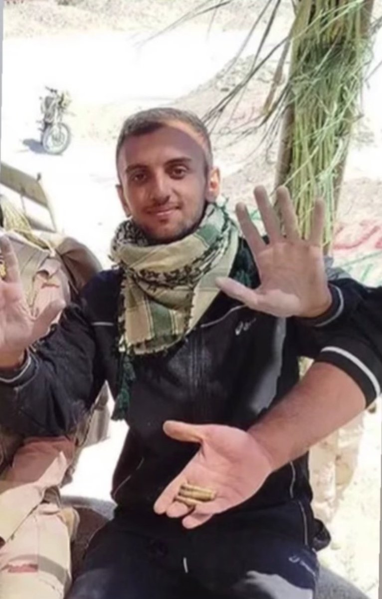 rezakarimi_'s tweet image. هنوز باورم نمیشه رفیقم داداشم اولین نفری بود که از بین ما شهید شد 😭