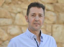 aplana_'s tweet image. Se llama Justo Moncho Leal y es concejal del PP en San Clemente (Cuenca). Aquí se le puede ver brindando con el lema franquista ‘Arriba España' delante de una bandera franquista".