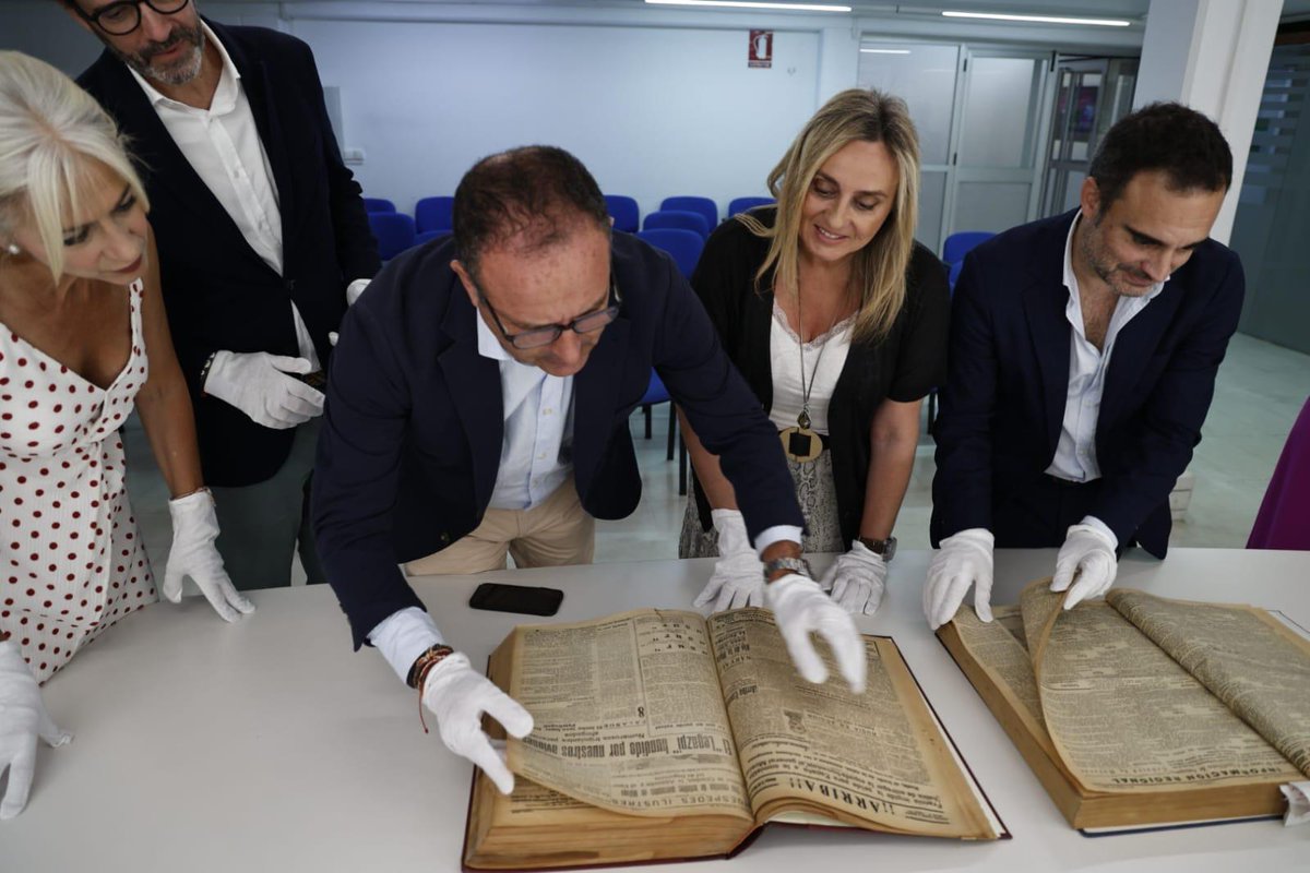 marifrangr's tweet image. 📚Incorporamos en nuestra @BibAndalucia, junto a la consejera de @CulturaAND @Patricia_Pozo_ una gran donación de prensa histórica: más de 140.000 ejemplares de cabeceras como @ideal_granada y @DiarioSUR , editadas entre 1932 y 2023, un paso importante para preservar nuestra…