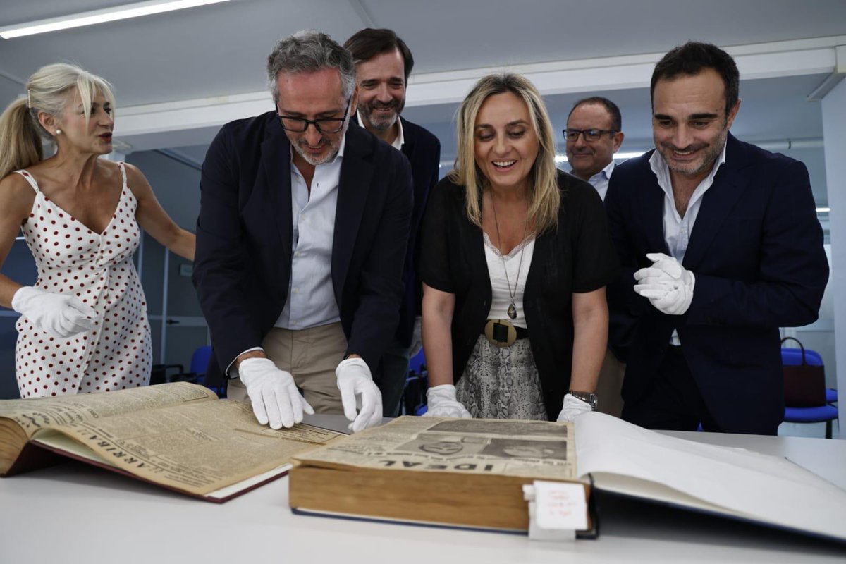 marifrangr's tweet image. 📚Incorporamos en nuestra @BibAndalucia, junto a la consejera de @CulturaAND @Patricia_Pozo_ una gran donación de prensa histórica: más de 140.000 ejemplares de cabeceras como @ideal_granada y @DiarioSUR , editadas entre 1932 y 2023, un paso importante para preservar nuestra…