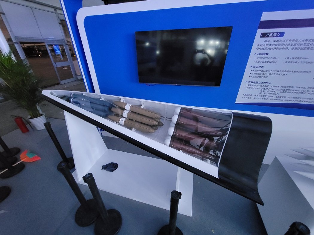Defence_Index's tweet image. 🇨🇳 China has unveiled the GDF-600 — a hypersonic glide vehicle that flies at Mach 7 with a 1,200 kg payload and a range of 600 km.
But here’s the nightmare fuel:
Mid-flight, it releases a cluster of guided submunitions — making interception nearly impossible.