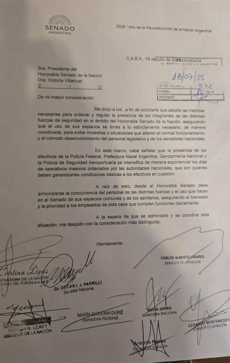 PatoBullrich's tweet image. Insólito pero real.
El kirchnerismo pidió que las Fuerzas de Seguridad no usen los baños del Senado.
Ya sabíamos que no los querían… pero ni para ir al baño los dejan.
Un poco de respeto y sentido común. Son los que nos cuidan todos los días.