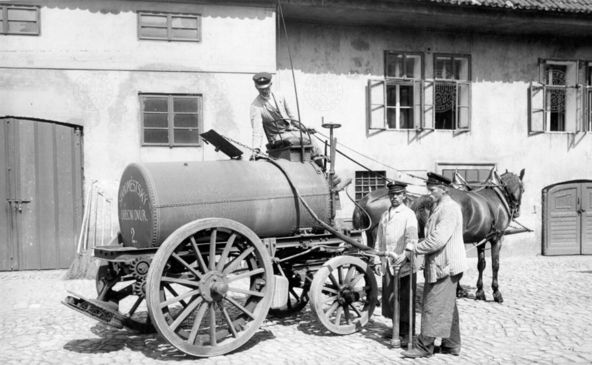 Takhle se v létě čistily pražské ulice před více než 100 lety! 🚿

V roce 1910 se ke zchlazení ulic používal kropicí sud a vůz tažený koňmi. 🛢️🐎

Foto: Archiv hl. města Prahy