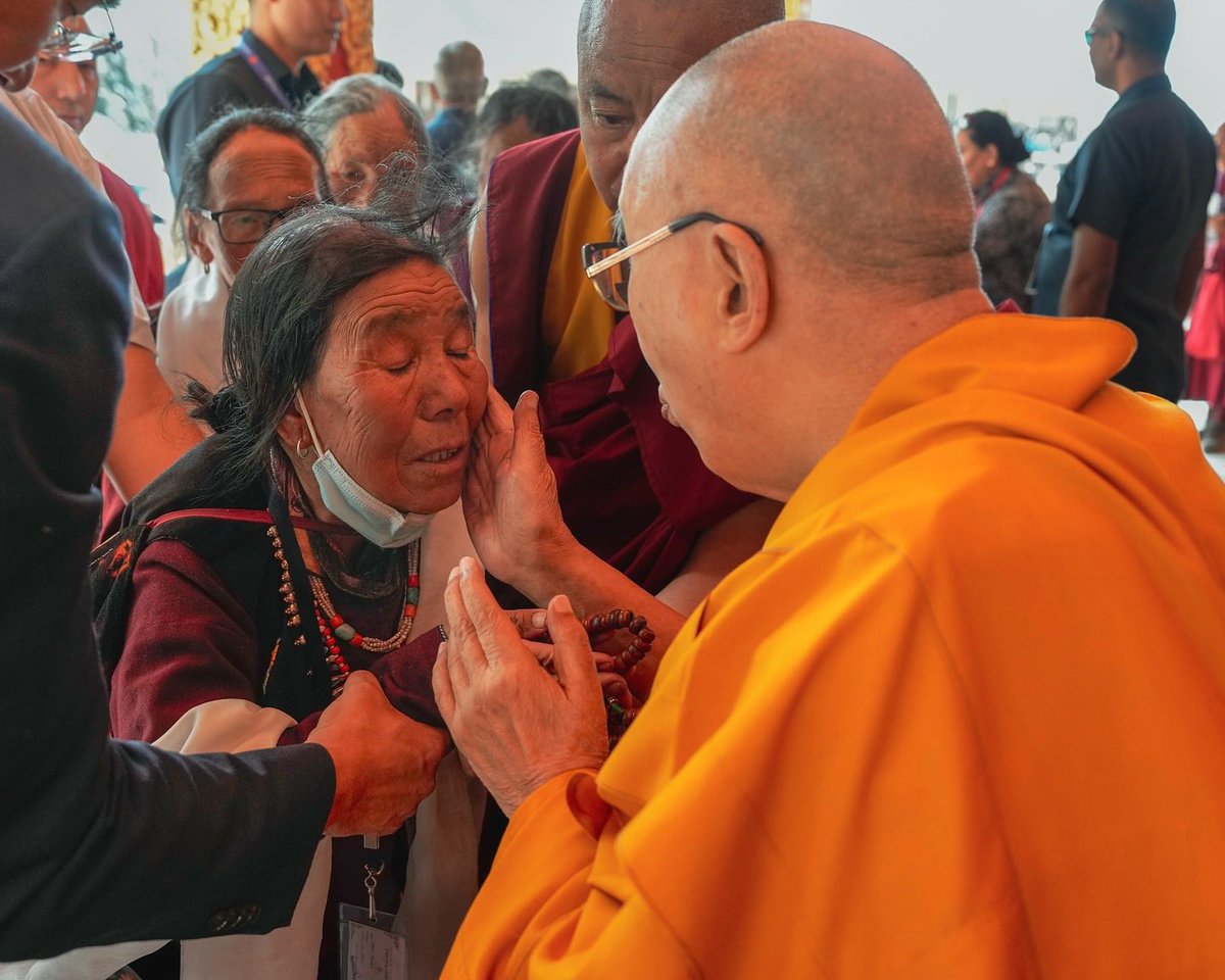 tibetdotcom's tweet image. 西藏精神領袖第十四世達賴喇嘛尊者在印度中央直轄區拉達克藏斯卡地區的喀夏頗章接見了 500 多名七十歲以上的老年人和殘疾人士..... 2025 年 7 月 22 日 攝影|Tenzin Choejor|達賴喇嘛尊者辦公室