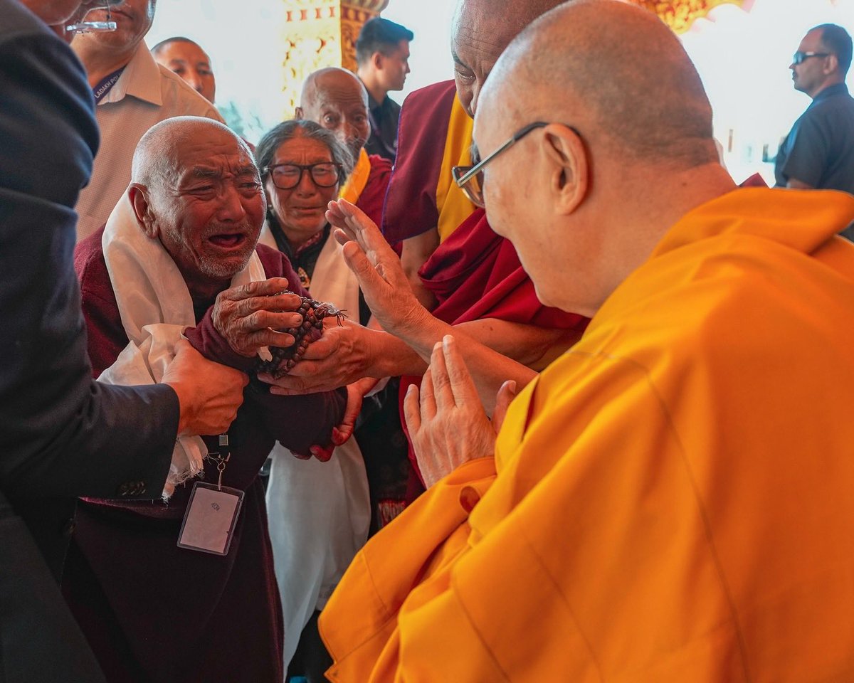 tibetdotcom's tweet image. 西藏精神領袖第十四世達賴喇嘛尊者在印度中央直轄區拉達克藏斯卡地區的喀夏頗章接見了 500 多名七十歲以上的老年人和殘疾人士..... 2025 年 7 月 22 日 攝影|Tenzin Choejor|達賴喇嘛尊者辦公室