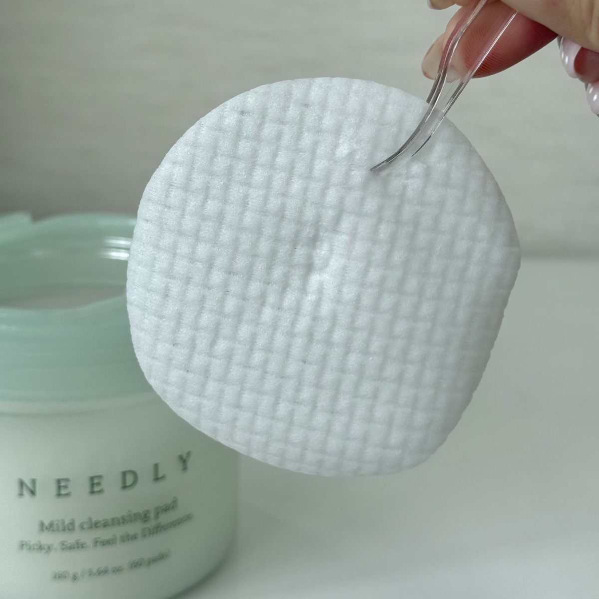 พึ่งลอง cleansing pad Needly ชอบบ ใช้สะดวก และอ่อนโยนมากก ไม่ระคายเคืองไม่แสบตา แพดนุ่มไม่บาดผิว คลีนหน้าสะอาดสุด หน้าไม่แห้งหลังใช้ ยังมีความชุ่มชื่นทับใจ