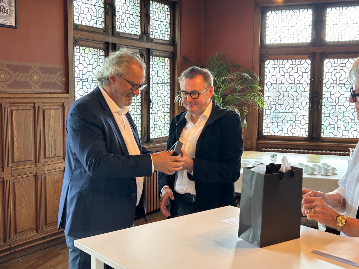 VilleArras's tweet image. 🎖Ce matin Frédéric Leturque a remis la médaille d&apos;or de la Ville à à Hamed Cheniti, proviseur du lycée Guy-Mollet d&apos;Arras
👉 Une reconnaissance de l&apos;engagement de M. Cheniti tant au niveau associatif et sportif qu&apos;en faveur de l&apos;éducation et de la formation