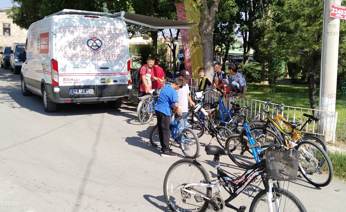Bisiklet Destek Aracımız bugün Meram Hatunsaray Mahallesi’nde çocuklarımızın bisikletlerine bakım yaptı.

Sevgili çocuklar; sadece pedal çevirmek değil, kurallara uymak da bisikletli olmanın parçası.  

Kurallara uygun güvenli sürüş gerçekleştiren tüm çocuklarımıza teşekkür