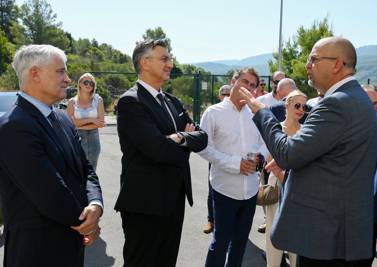 AndrejPlenkovic's tweet image. U Starom Gradu na otoku Hvaru obišli smo završnu fazu projekta izgradnje i modernizacije sustava vodoopskrbe, odvodnje i pročišćavanja otpadnih voda u aglomeracijama Jelsa–Vrboska i Stari Grad, vrijednog više od 77 mln €.
Ovaj je projekt primjer sinergije 🇪🇺 politike kohezije i…