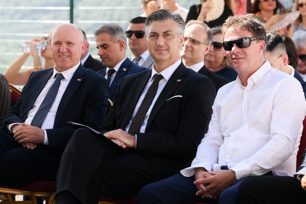 AndrejPlenkovic's tweet image. U Starom Gradu na otoku Hvaru obišli smo završnu fazu projekta izgradnje i modernizacije sustava vodoopskrbe, odvodnje i pročišćavanja otpadnih voda u aglomeracijama Jelsa–Vrboska i Stari Grad, vrijednog više od 77 mln €.
Ovaj je projekt primjer sinergije 🇪🇺 politike kohezije i…