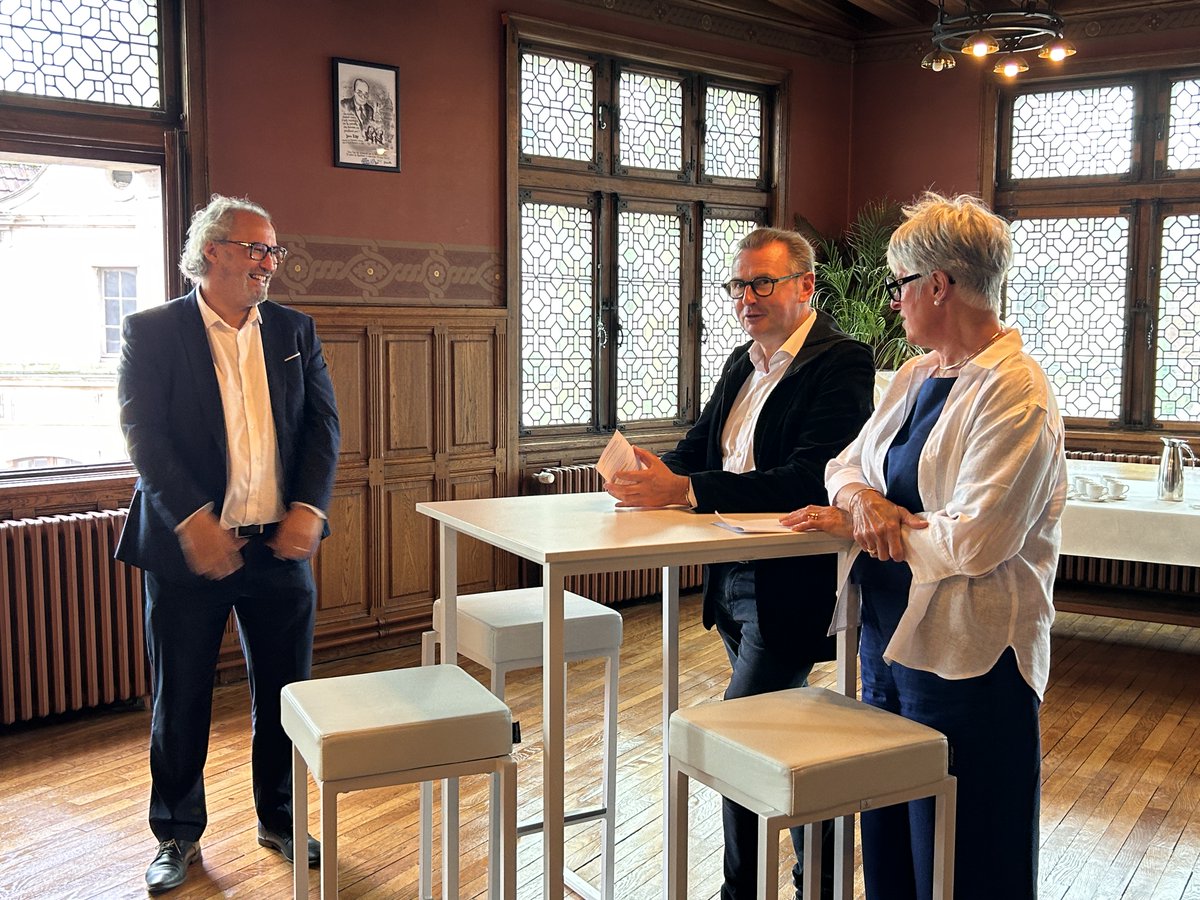 VilleArras's tweet image. 🎖Ce matin Frédéric Leturque a remis la médaille d&apos;or de la Ville à à Hamed Cheniti, proviseur du lycée Guy-Mollet d&apos;Arras
👉 Une reconnaissance de l&apos;engagement de M. Cheniti tant au niveau associatif et sportif qu&apos;en faveur de l&apos;éducation et de la formation