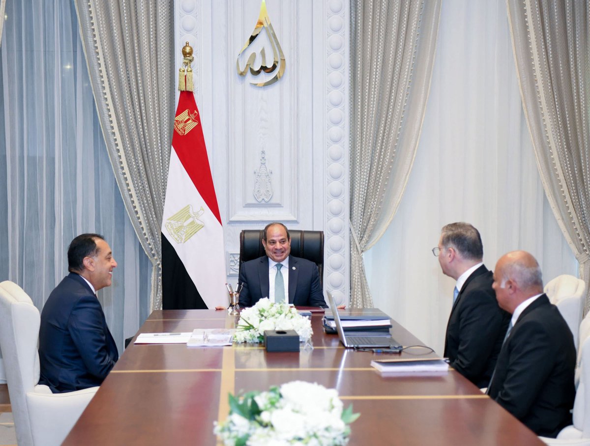 الرئيس عبد الفتاح السيسي يجتمع برئيس مجلس الوزراء ووزير البترول والثروة المعدنية

 tinyurl.com/25y5okgw 

#السيد_الرئيس_عبدالفتاح_السيسي 
#الجمهورية_الجديدة 
#موقع_الرئاسة