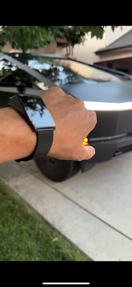 spotted_model's tweet image. My new triangle watch is definitely a conversation starter. And I forgot how much I liked having an activity tracker on me 😎