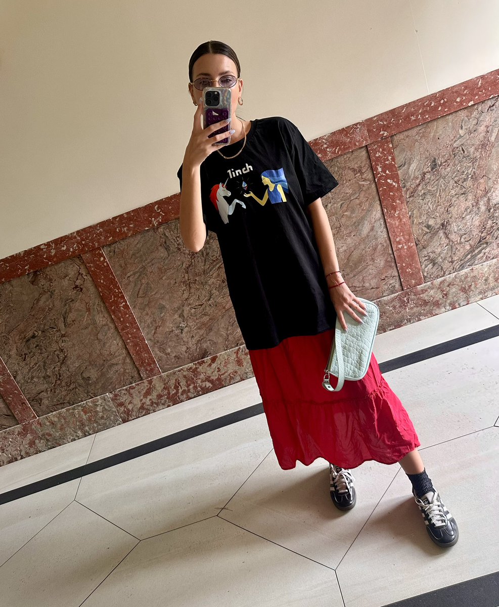 Paulacomesfirst's tweet image. GM CT - what’s the ticker?
Love making crypto fashionable in my @1inchWallet tee