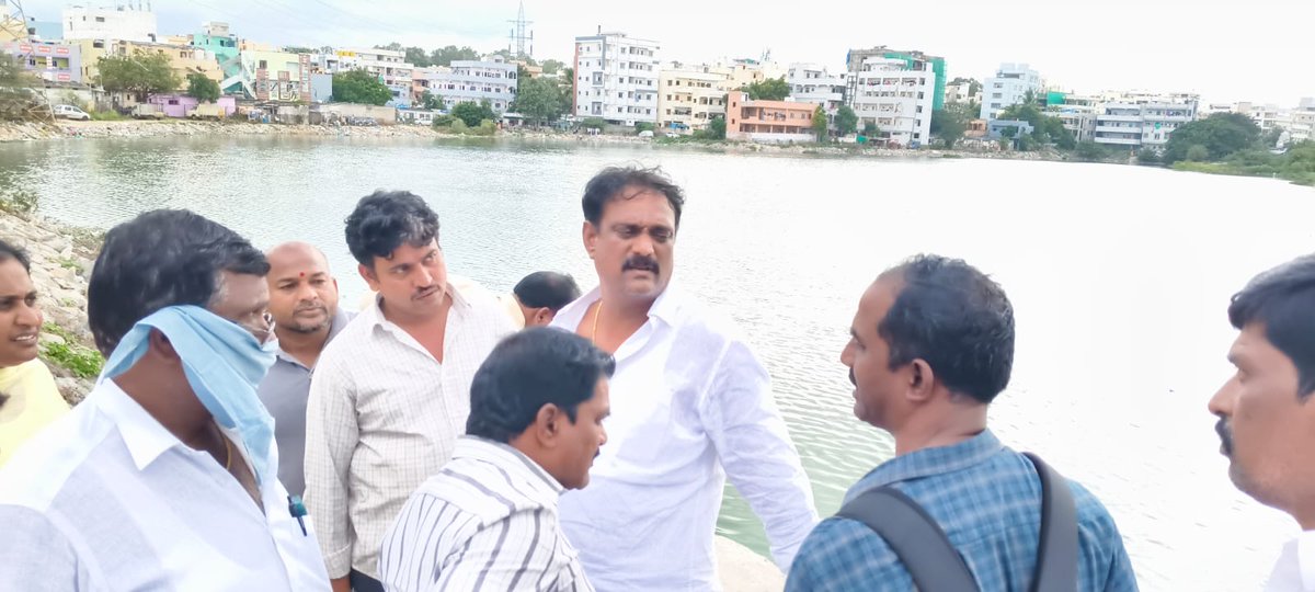 హైదర్ నగర్ డివిజన్ పరిధిలోని హైదర్ నగర్ అలీ తలాబ్ చెరువు వద్ద అలుగు తూము నిర్మాణం మరియు వ్యర్థ నీరు పైప్ లైన్ మిగిలిపోయిన పనులను ఇరిగేషన్ అధికారులు, HMWSSB మరియు జిహెచ్ఎంసి ఇంజనీరింగ్ అధికారులతో కలసి పరిశీలించిన గౌరవ కార్పొరేటర్ శ్రీ నార్నె శ్రీనివాసరావు గారు.
#ghmc #Narnesr