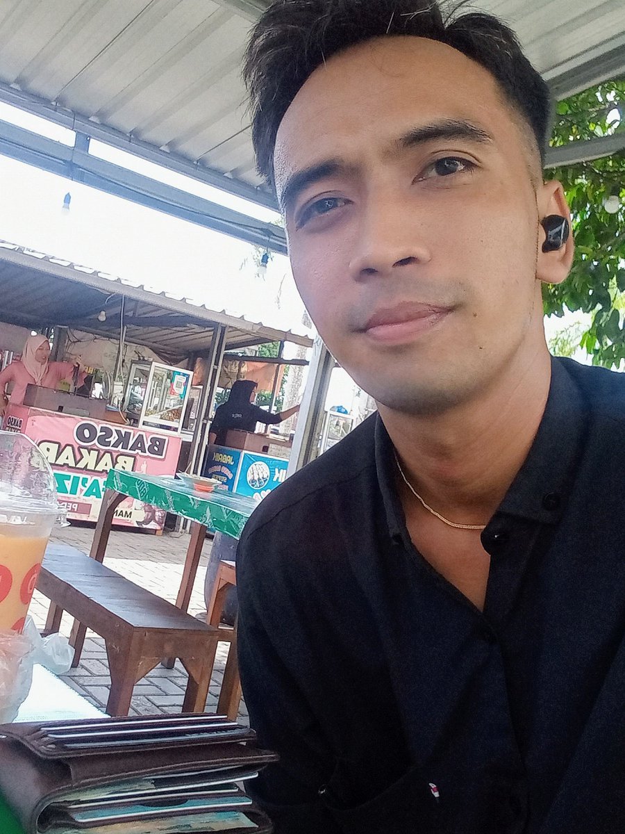 NinokIndo's tweet photo. Sudahi Galau Mu, Karena Hidup ini Lebih Perih Tanpa Uang Daripada Tanpa Ayang. 🤭😄 https://t.co/uoT9UJs0Gc