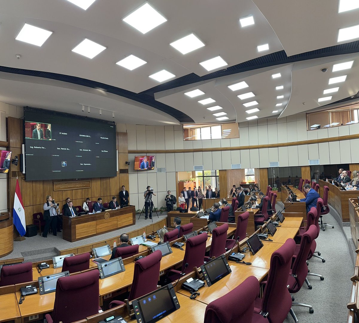 Dirección Sala de Sesiones del Senado (@dss_senado) on Twitter photo Reunión de la Comisión de Hacienda y Presupuesto presidida por el Senador <a href="/BetoOvelarANR/">Beto Ovelar</a>
<a href="/Nataliciochase1/">Natalicio Chase</a> <a href="/LiderAmarilla/">Líder Amarilla</a> <a href="/esperanza_py/">Esperanza Martinez</a> <a href="/patrick_kemper/">Patrick Kemper</a> <a href="/senador_tony/">Sen Tony Barrios</a> <a href="/EverVillalba_Py/">Ever Villalba</a> <a href="/arnaldosamanieg/">Arnaldo Samaniego</a> <a href="/DionisioAmarill/">Dionisio Amarilla Guirland</a>
Sala de Sesiones del Senado. Reunión de la Comisión de Hacienda y Presupuesto presidida por el Senador <a href="/BetoOvelarANR/">Beto Ovelar</a>
<a href="/Nataliciochase1/">Natalicio Chase</a> <a href="/LiderAmarilla/">Líder Amarilla</a> <a href="/esperanza_py/">Esperanza Martinez</a> <a href="/patrick_kemper/">Patrick Kemper</a> <a href="/senador_tony/">Sen Tony Barrios</a> <a href="/EverVillalba_Py/">Ever Villalba</a> <a href="/arnaldosamanieg/">Arnaldo Samaniego</a> <a href="/DionisioAmarill/">Dionisio Amarilla Guirland</a>
Sala de Sesiones del Senado.