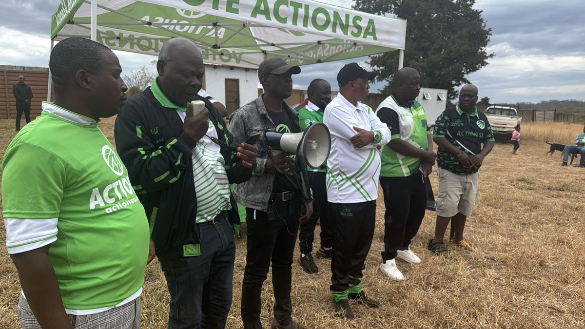 Action4SA's tweet image. .@HermanMashaba has arrived at Dididi Village outside Thohoyandou, where we will welcome a new independent Councillor as part of our Green Umbrella expansion in Limpopo.
He is joined by @Mbahare_Kekana, @VictorMothemela and Provincial Treasurer and Fundraiser Tonic Manchidi.
