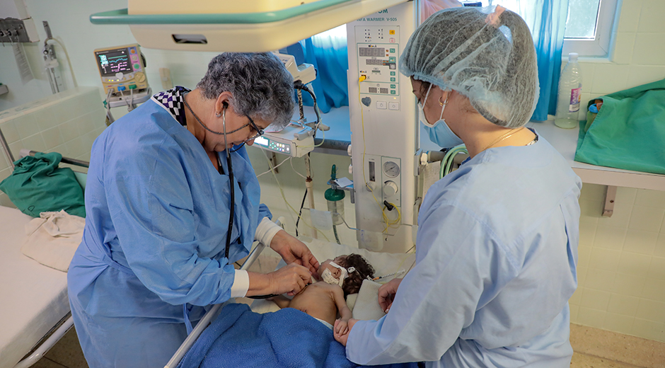 ⚕️|Historias desde Ciego: 30 años salvando sonrisas en terapia intensiva pediátrica|

🏥En la sala de cuidados intensivos pediátricos del <a href="/hospital_ali/">Hospital Provincial Ciego de Ávila</a> manos firmes –más sensibilidad y saberes adquiridos por años– sostienen a los niños que allí llegan. 
✍️acortar.link/qAQAvG