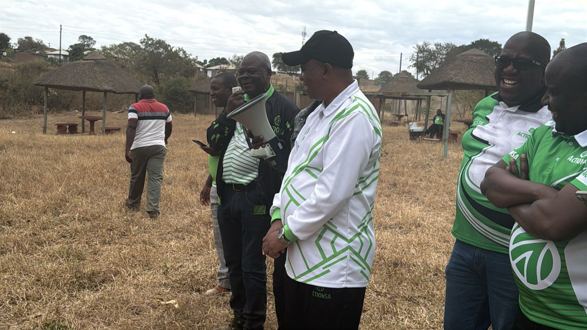 Action4SA's tweet image. .@HermanMashaba has arrived at Dididi Village outside Thohoyandou, where we will welcome a new independent Councillor as part of our Green Umbrella expansion in Limpopo.
He is joined by @Mbahare_Kekana, @VictorMothemela and Provincial Treasurer and Fundraiser Tonic Manchidi.