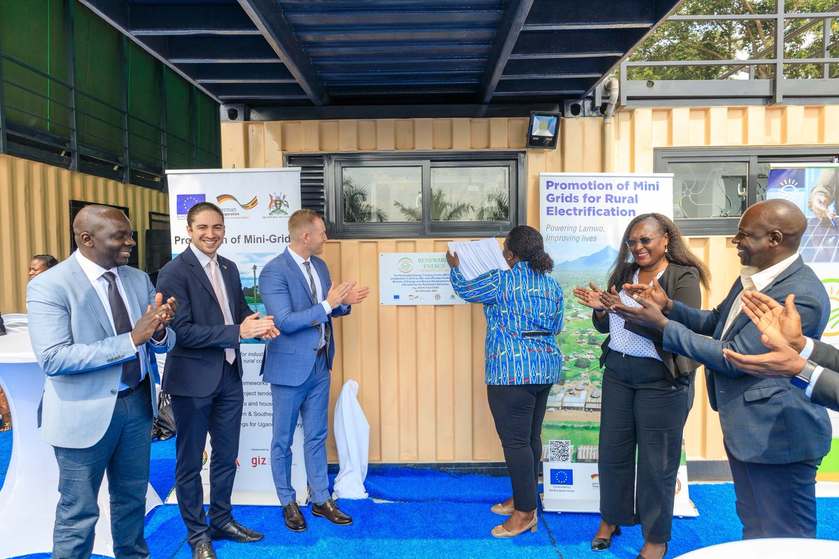EUinUG's tweet photo. 🇪🇺🤝🇺🇬 #TeamEurope proudly hands over UG's 1st Renewable Energy Training Centre! 

Set up in 2016 by @GIZ_Uganda, the Cologne Chamber of Skilled Crafts &amp; Nakawa Vocational Training Institute, the Centre offers top-tier training in solar home systems, mini-grids &amp; hybrid tech☀️🔋. https://t.co/cOCBn0hykJ