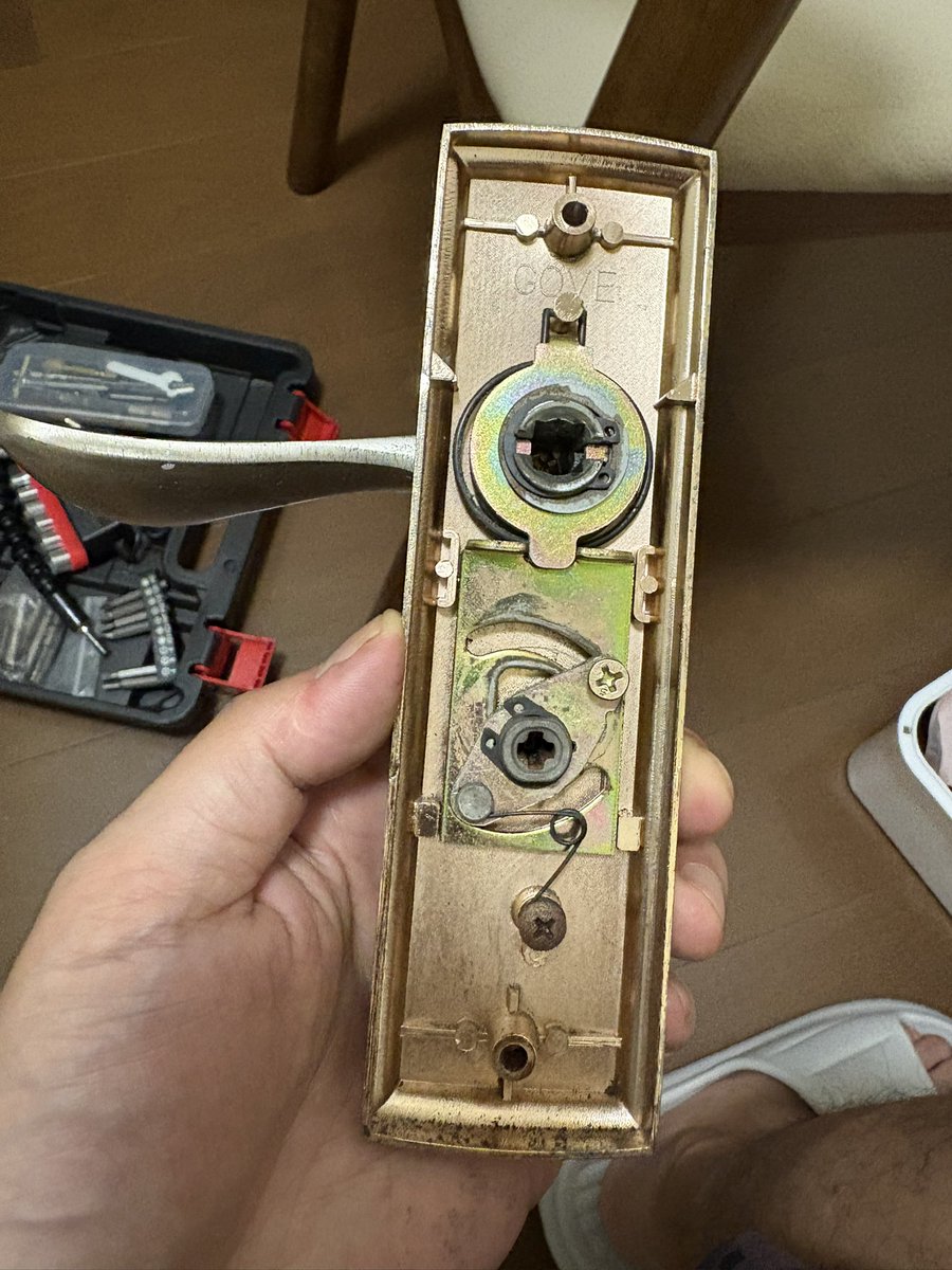 这把锁本来是无法反锁，被我修好了。