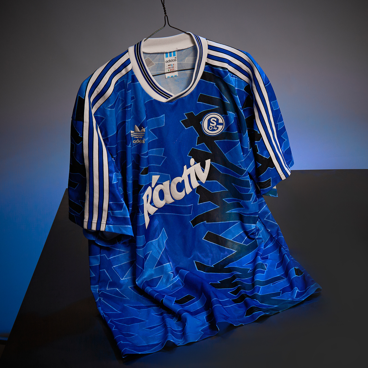classicshirts's tweet image. ๐จ๐บ๐ฏ๐ฐ๐น๐ป ๐จ๐ณ๐ฌ๐น๐ป: The new Schalke home shirt.
Thrown it right back to 1992 ๐ฎโ๐จ
What do you think? ๐ง