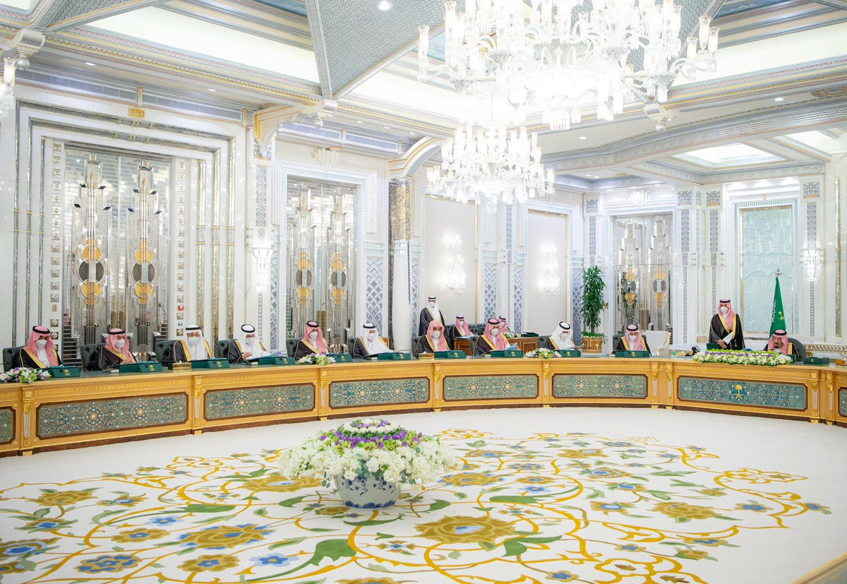 سيدي #خادم_الحرمين_الشريفين يرأس جلسة #مجلس_الوزراء في جدة.