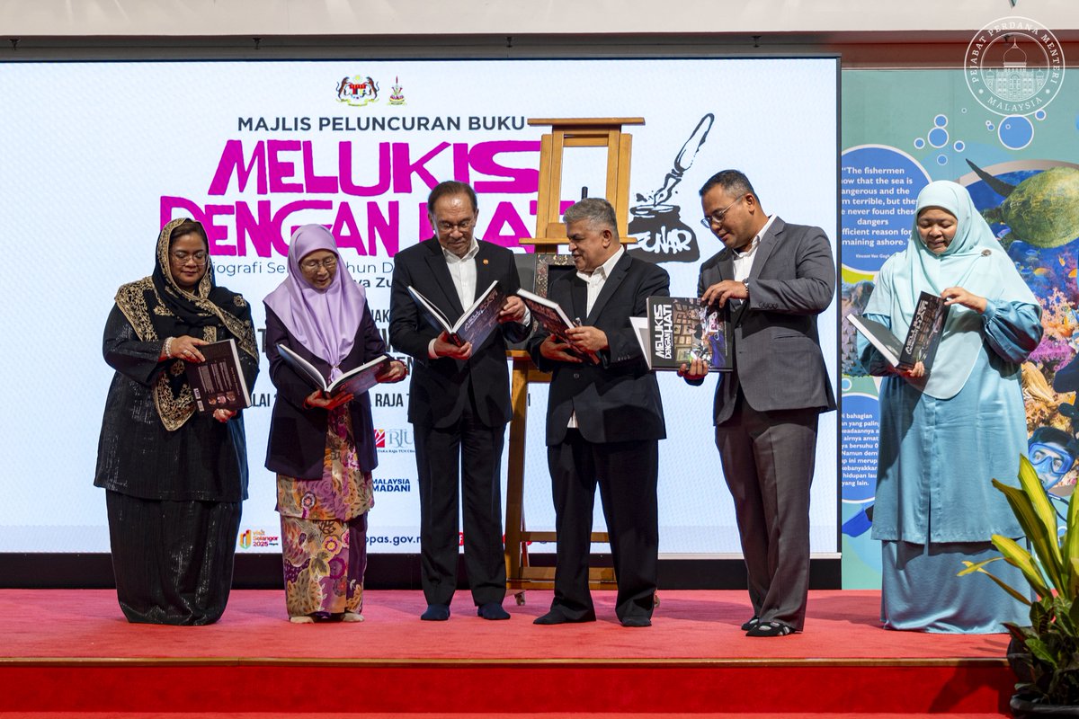 anwaribrahim's tweet image. Saya hadir hari ini bukan sekadar merasmikan peluncuran Melukis Dengan Hati: Biografi Perjalanan Seni 50 Tahun Karya Zunar, tetapi sebagai saksi kepada perjalanan seni seorang kartunis yang berani, Zunar yang melakar dengan hati, berpegang pada prinsip, dan tidak gentar…