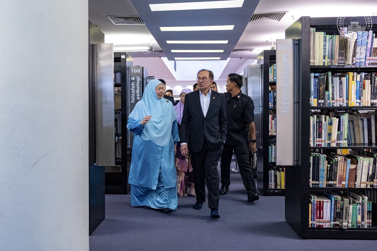 anwaribrahim's tweet image. Saya hadir hari ini bukan sekadar merasmikan peluncuran Melukis Dengan Hati: Biografi Perjalanan Seni 50 Tahun Karya Zunar, tetapi sebagai saksi kepada perjalanan seni seorang kartunis yang berani, Zunar yang melakar dengan hati, berpegang pada prinsip, dan tidak gentar…