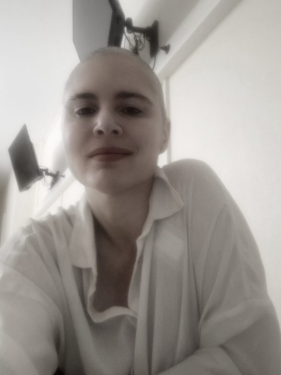 al_bonnel's tweet image. Je n’ai plus de cheveux.
Mais j’ai gagné une vérité.
Le cancer vous prend.
Un sein. Des cils. La douceur d’une peau familière.
Il vous dépouille, sans promesse de retour à l’identique.
Mais il m’a offert une chose précieuse : la clarté.
Clarté sur ce qui compte.
Sur ce qu’on ne…