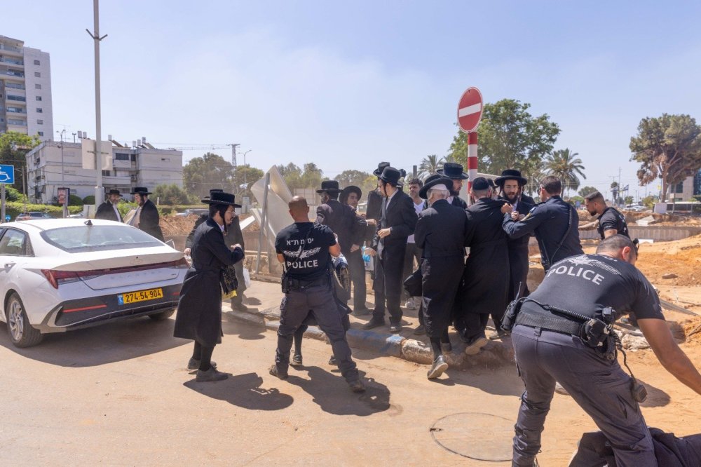 behadrei_bhol's tweet image. הסלמה משמעותית > הפלג הירושלמי מודיע בעקבות מעצר העריקים ביהוד: "בני התורה יוצאים למחאות בכל רחבי הארץ" >> bhol.co.il/bit/0M9Jo