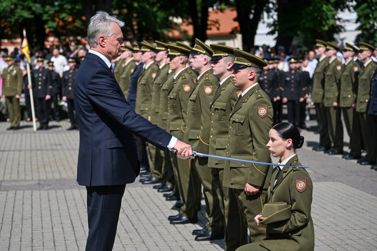 Cat_rango's tweet image. Strengthening Lithuania's security 🇱🇹@GitanasNauseda conferred the rank of lieutenant upon the graduates of the General Jonas Žemaitis Military Academy of Lithuania. Trained in leadership&strategic thinking, they'll be safeguarding the country's values 🦾
#Army #Defense