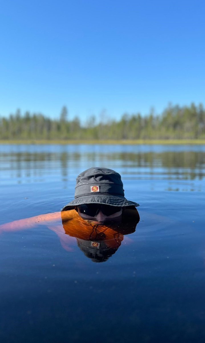 KainuunRaja's tweet image. Kesäterveisiä Rajalta!
Rajavartijat liikkuvat maastossa myös kesähelteillä, joten joskus viilentyminen tulee tarpeeseen.
Helteellä maastoon lähdettäessä on muistettava riittävä nesteytys - myös koirille!