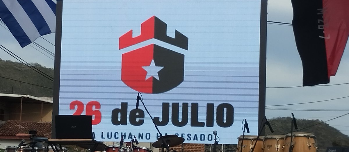 TapiaYoandra's tweet photo. Los artistas holguineros acompañaron y regalaron su arte al municipio de Holguín, que celebra su acto por el 26 de julio. 
#SomosCulturaHolguín 
#HonorHolguinero https://t.co/nUgA3M1dlH