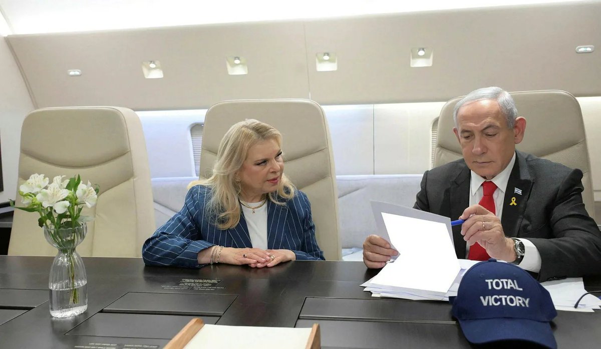 Milifney's tweet image. בחדר הישיבות של "כנף ציון" בדרכו לארה"ב: רה"מ נתניהו הצטלם עם כובע "ניצחון מוחלט", מיזם מסחרי שבו שותף ינון מגל