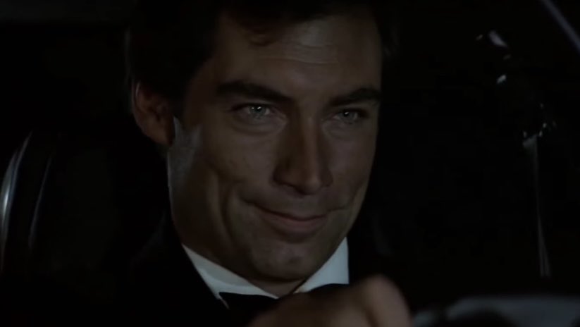 KevBot_007's tweet image. “Bond felt a moment's sharp thrill down his spine. He smiled to himself, a hard, cold, cruel smile.”
#JamesBond ⚪️⚪️⚪️🔴