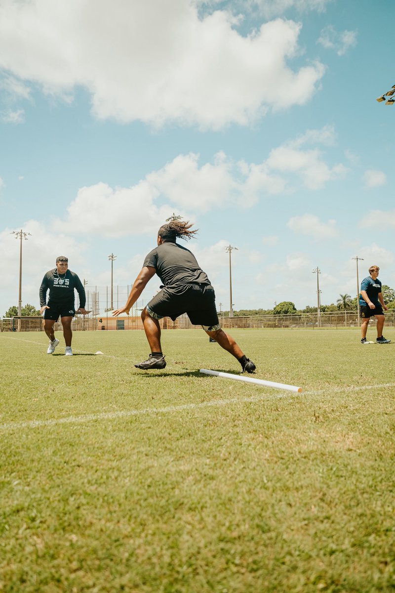 TedWelch14's tweet photo. Working everyday to prepare for senior season, owe it to myself and my teammates. Coming bigger,faster, stronger! 
@Spiva55 @D2Dperformance @craftinglinemen https://t.co/iClCxPhwXt