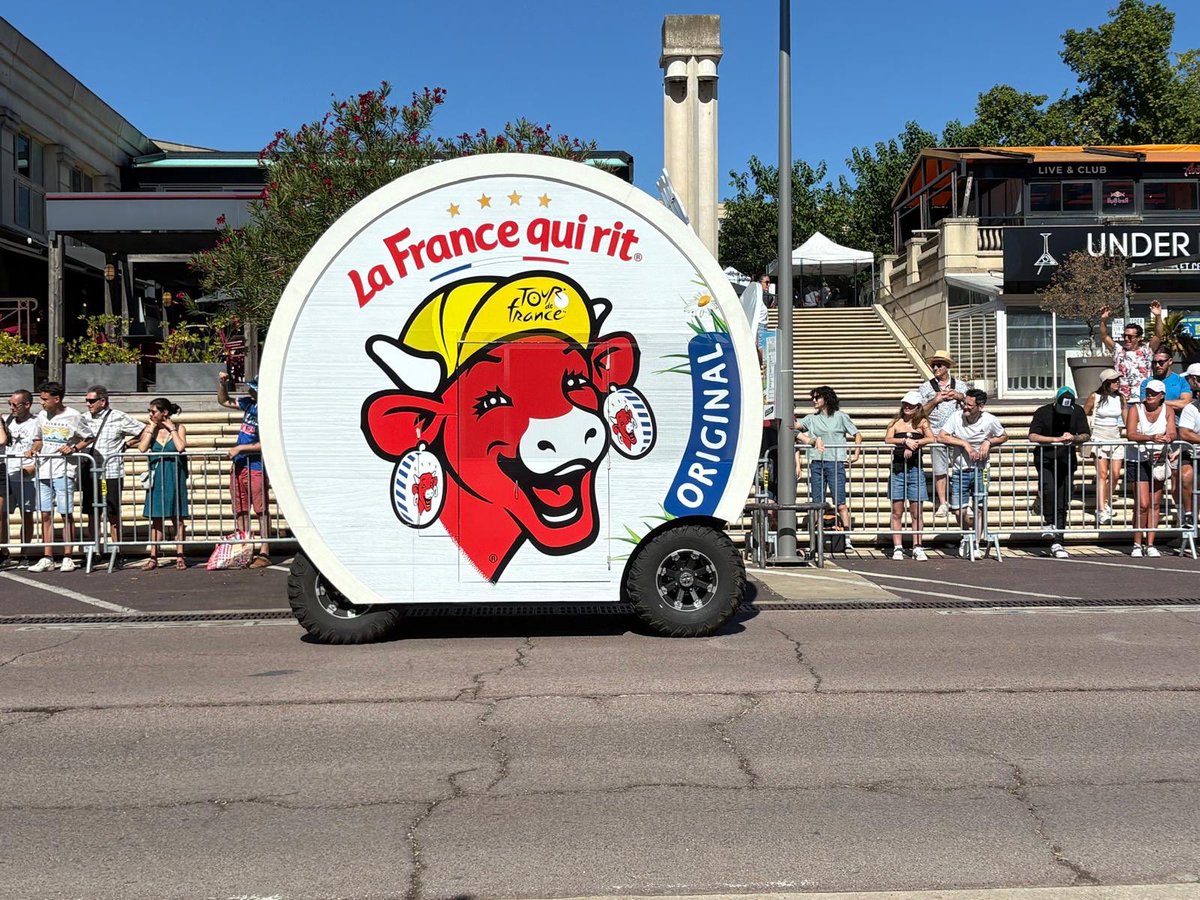 Plaisir de voir ce jour <a href="/LeTour/">Tour de France™</a> à Montpellier.
Un moment de plaisir et de convivialité auquel les français sont attachés , un élément de notre patrimoine.
Dédicacé spéciale pour <a href="/chikirouparis/">Sophia Chikirou</a> .