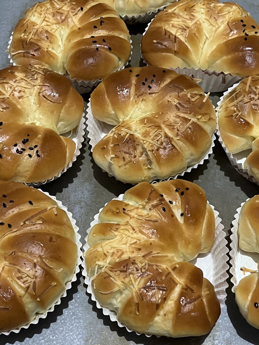 Roti isi cokelat keju
Rotinya lembut dan isiannya enak 
Harganya cuma 6.000 🫶