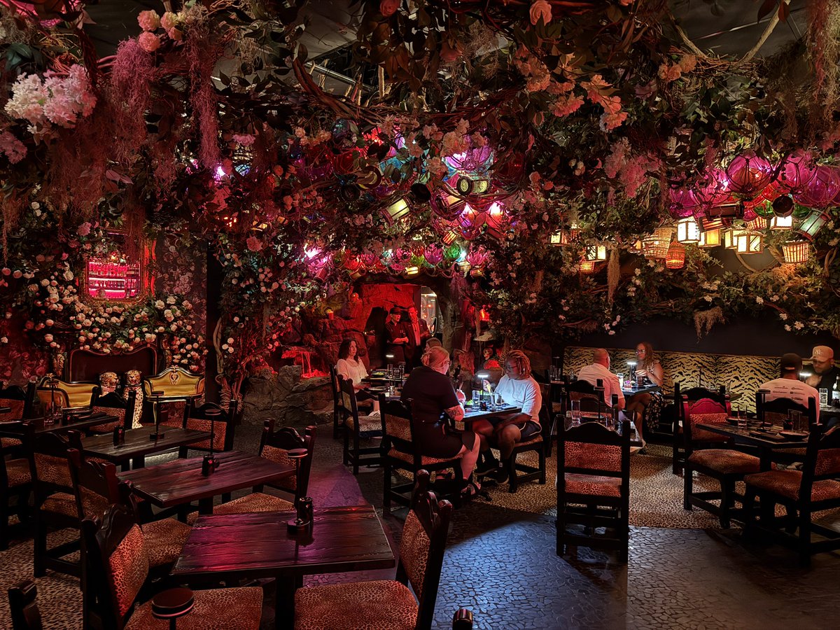 Latinvixen's tweet image. Roka Hula with my besties was a great way to say goodbye until we see each other again 🩷