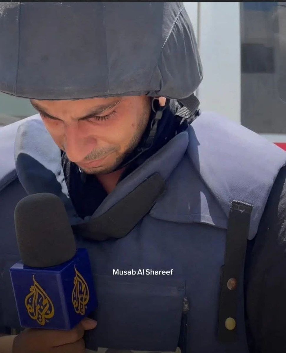 jihad_hourani's tweet photo. "بُحّ صوتي .. حان موتي
أينكم لا تسمعوني؟!
هل جهلتم؟ أم بخلتم؟
أم عميتم أن تروني؟
شُلّ طرفي، مات نصفي
جفّ دمعي في عيوني.."
   💔
#غزة_تموت_جوعا
#GazaStarving
#GazaStarvingToDeath https://t.co/tr6uabUDTT