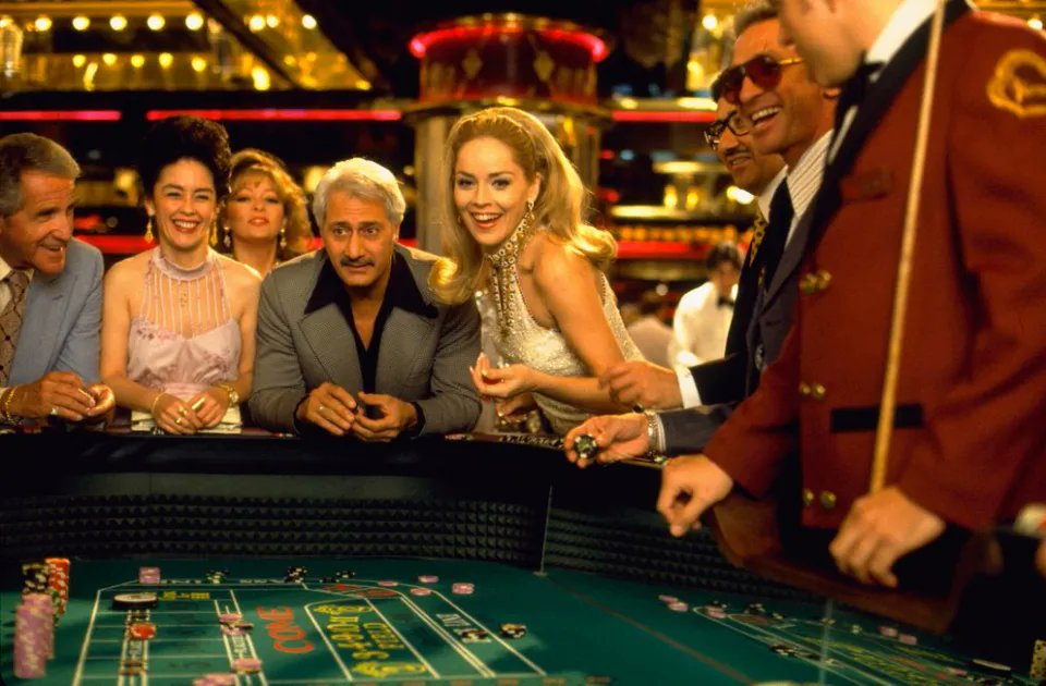 Turco84_'s tweet image. Cuando las casi 3 horas que dura se te pasan volando es que la historia y los personajes te han atrapado.
Eso consigue Martin Scorsese en "Casino" (1995).