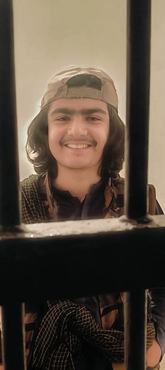 Mahno_Baloch's tweet image. پاکستانی خفیہ ادارے آئی ایس آئی کنے آفیسر عمر نے بلوچ نوجوانوں احسان شاہ کو ڈرانے کے ساتھ مراعات دینے کی کوشش کی، بلوچ سرمچاروں کے مخبری سے انکار پر انہیں شہید کروایا گیا۔ کل ان کے شہادت میں ملوث ایک مجرم فیصل شاہوانی کو وطن زادوں نے بے اثر کر دیا