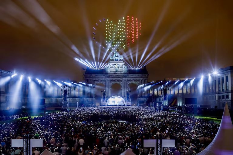 MonTopFR's tweet image. Héléna a illuminé la scène hier soir lors de la #BelgiumParty, organisée pour la fête nationale belge, et a reçu les salutations de la famille royale 🇧🇪👑